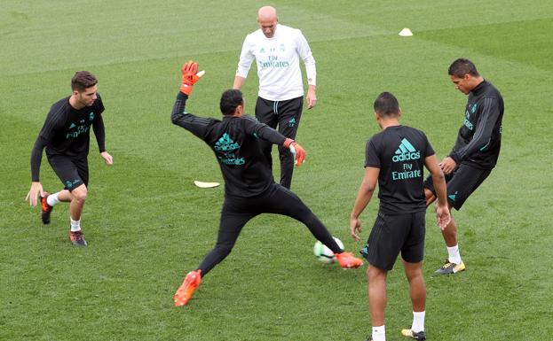 Luca Zidane, Keylor Navas, Casemiro y Raphael Varane entrenando con Zinedine Zidane.