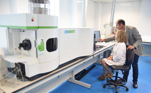 Magdalena Vázquez Méndez en un laboratorio de la UPCT.