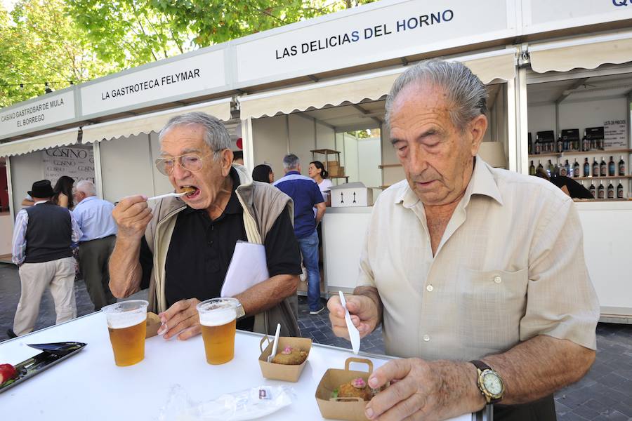 Los visitantes disfrutan de distintas tapas y platos especiales en un paseo gastronómico al aire libre