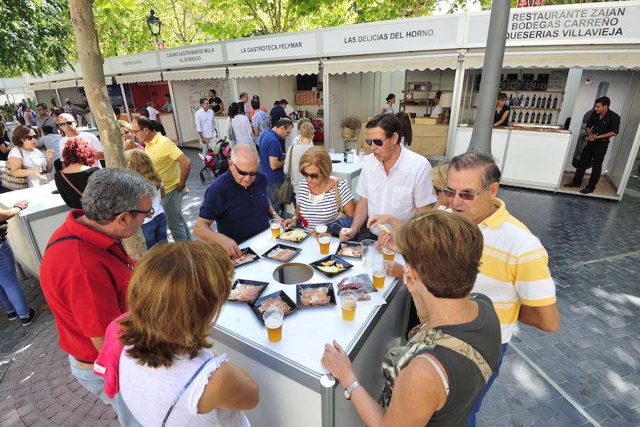 Los visitantes disfrutan de distintas tapas y platos especiales en un paseo gastronómico al aire libre
