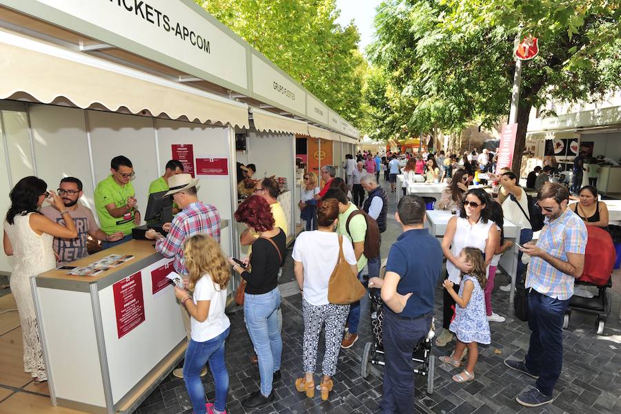 Los visitantes disfrutan de distintas tapas y platos especiales en un paseo gastronómico al aire libre