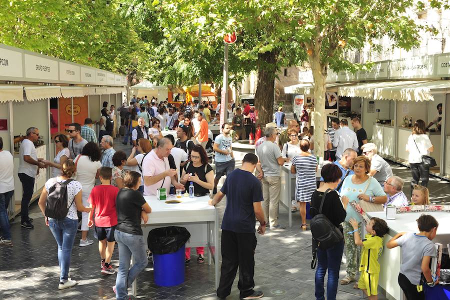 Los visitantes disfrutan de distintas tapas y platos especiales en un paseo gastronómico al aire libre