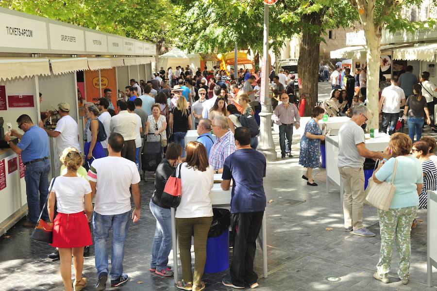 Los visitantes disfrutan de distintas tapas y platos especiales en un paseo gastronómico al aire libre