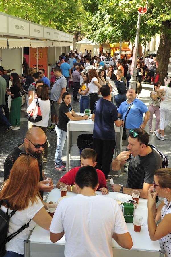 Los visitantes disfrutan de distintas tapas y platos especiales en un paseo gastronómico al aire libre