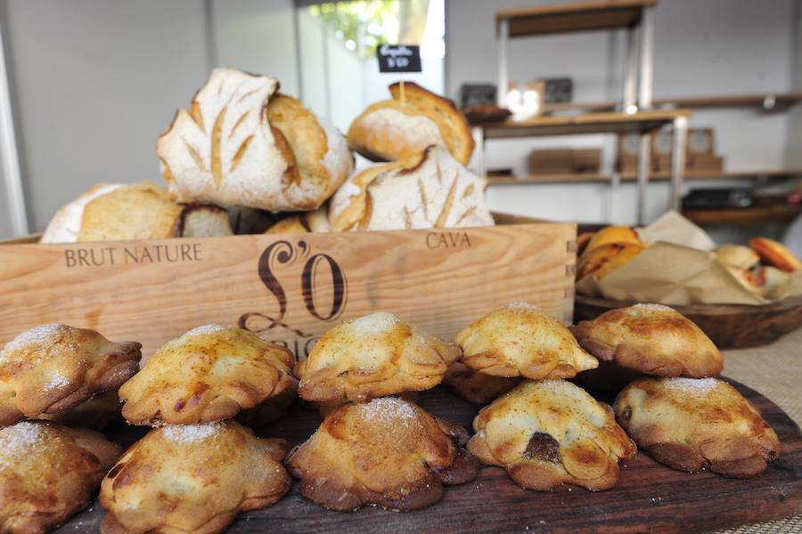 Los visitantes disfrutan de distintas tapas y platos especiales en un paseo gastronómico al aire libre