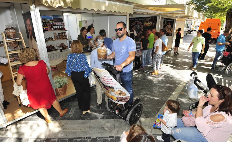 Los visitantes disfrutan de distintas tapas y platos especiales en un paseo gastronómico al aire libre