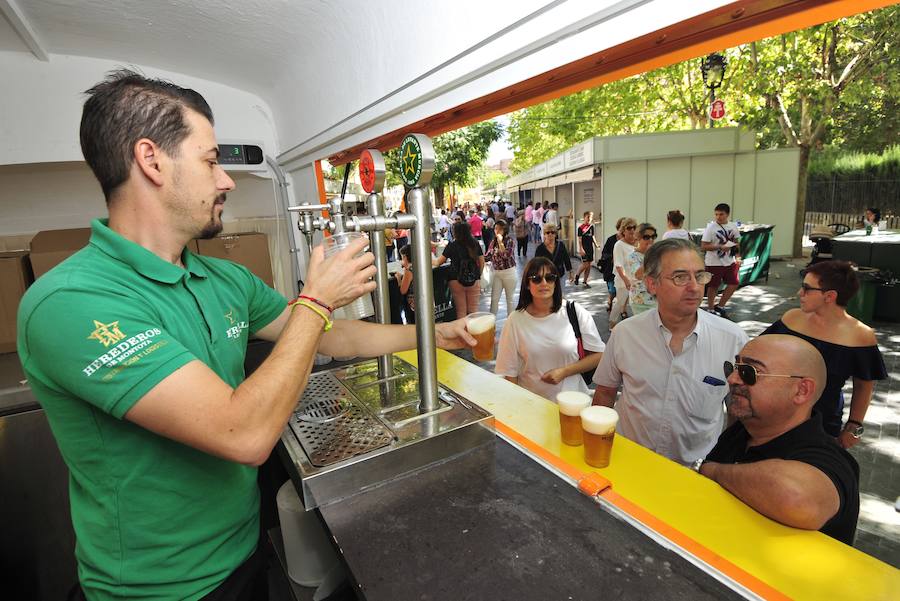 Los visitantes disfrutan de distintas tapas y platos especiales en un paseo gastronómico al aire libre
