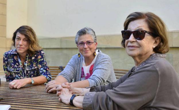 Las poetas Dionisia García, Vega Cerezo e Inma Pelegrín.