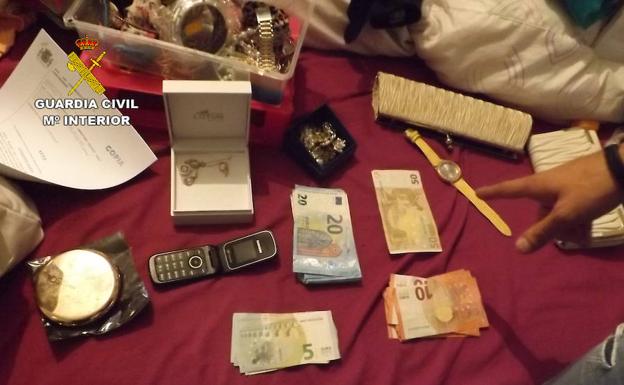 Billetes y objetos robados incautados en la detención. 