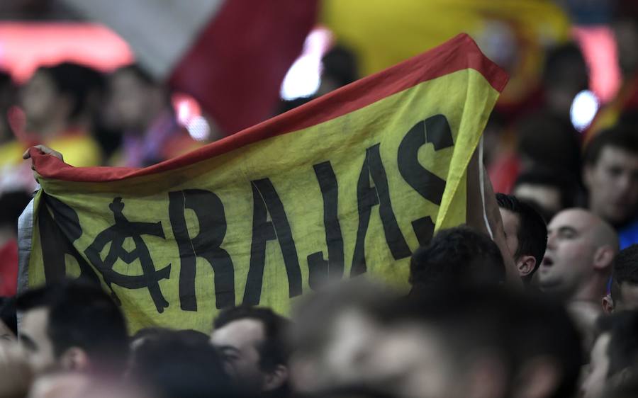 Una multitud de aficionados del Atlético de Madrid lució los colores nacionales en el partido ante el Barcelona.