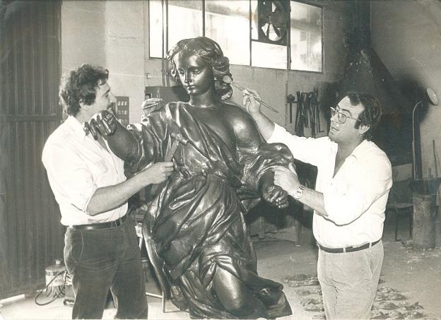 Histórica. Juan y Manuel, dándole los últimos retoques a la escultura de Senac.