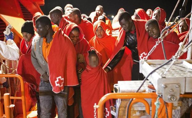 Llegada al puerto de Motril de 67 inmigrantes.