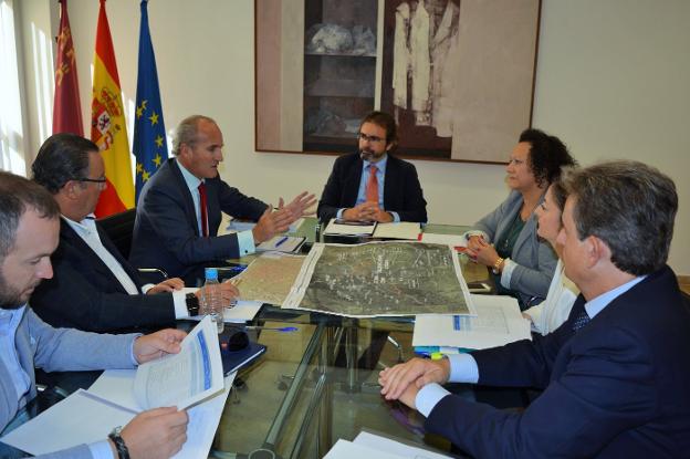 Julián Núñez, presidente de Seopan, reunido con el consejero Pedro Rivera y su equipo.