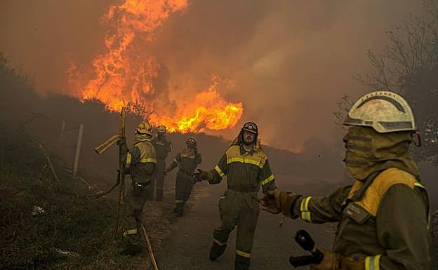Brigadistas intentan extinguir uno de los incendios declarados en el municipio orensano de Vilamarín.