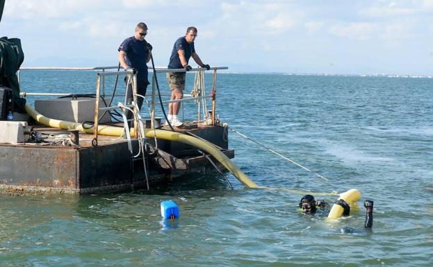 Los trabajos en el Mar Menor para reflotar las embarcaciones hundidas.