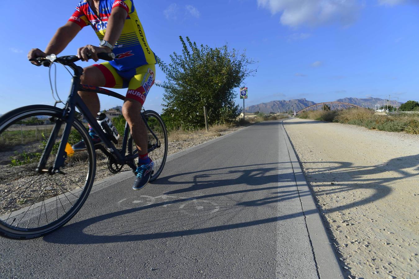 El incremento de los desplazamientos urbanos e interurbanos en bicicleta obligará al Ayuntamiento a incrementar las próximas partidas destinadas al mantenimiento de los carriles bici -133 kilómetros, incluidas las vías amables-, pues a estas alturas del ejercicio ya se ha gastado el 80% del presupuesto, de apenas 50.000 euros por anualidad