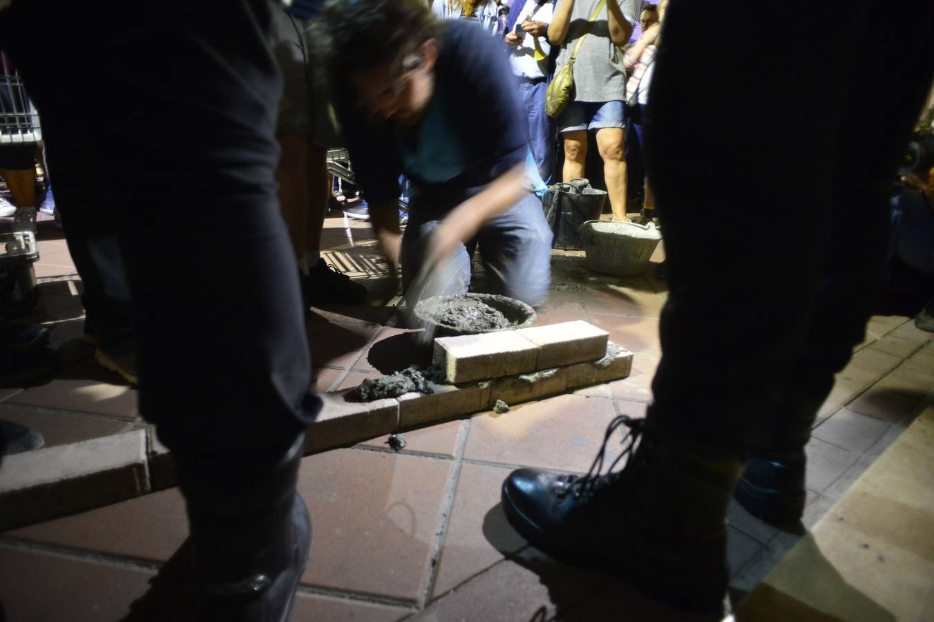 Vecinos de las vías contrarios a las obras del AVE llevaron ayer sus protestas a la sede de la patronal Croem, en la calle Acisclo Díaz. En torno a un centenar de manifestantes acudieron con ladrillos y cemento y levantaron una pequeña pared que simulaba las pantallas que están siendo instaladas en Santiago el Mayor y que ellos denominan «muro».