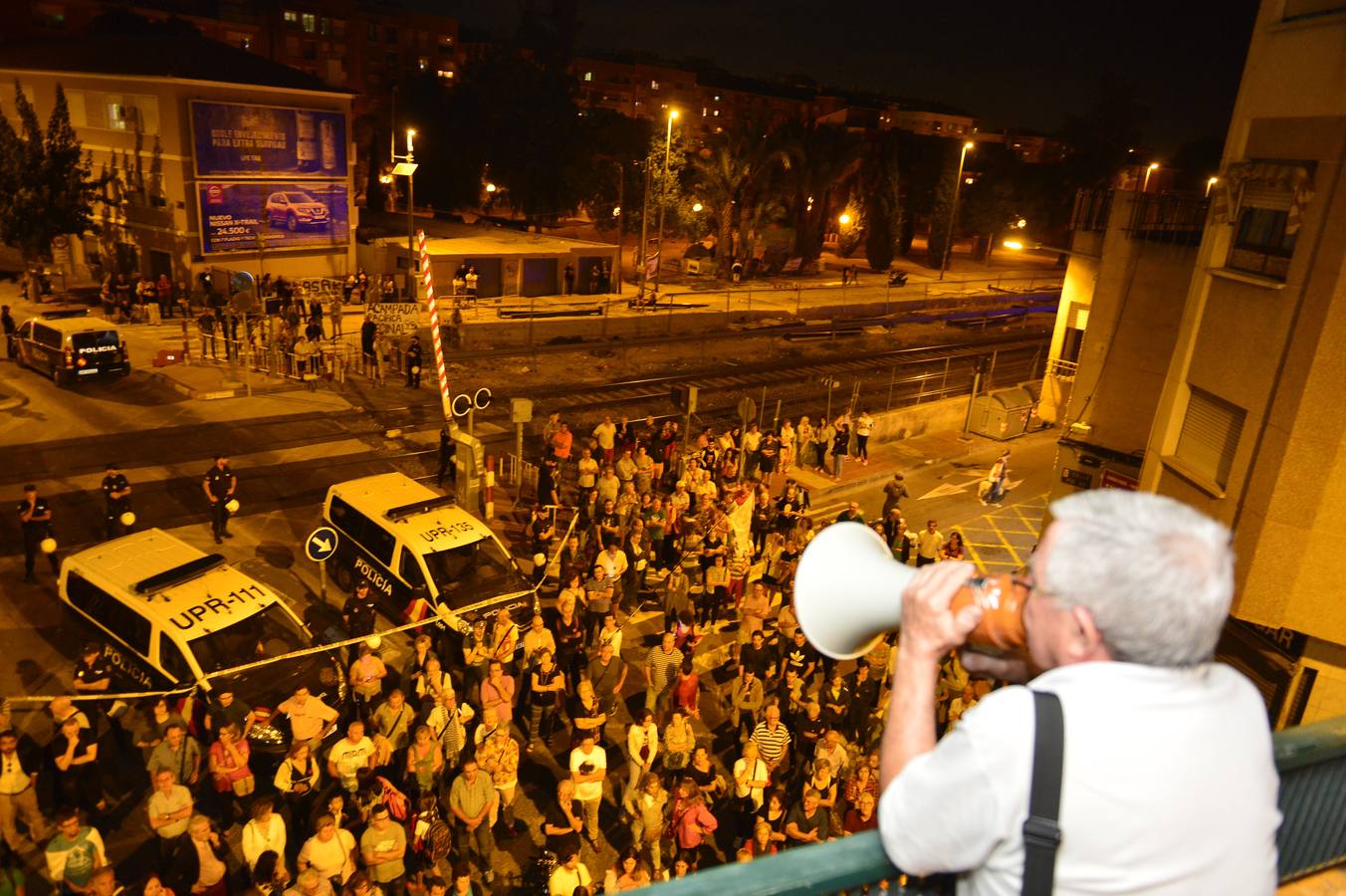 Vecinos de las vías contrarios a las obras del AVE llevaron ayer sus protestas a la sede de la patronal Croem, en la calle Acisclo Díaz. En torno a un centenar de manifestantes acudieron con ladrillos y cemento y levantaron una pequeña pared que simulaba las pantallas que están siendo instaladas en Santiago el Mayor y que ellos denominan «muro».