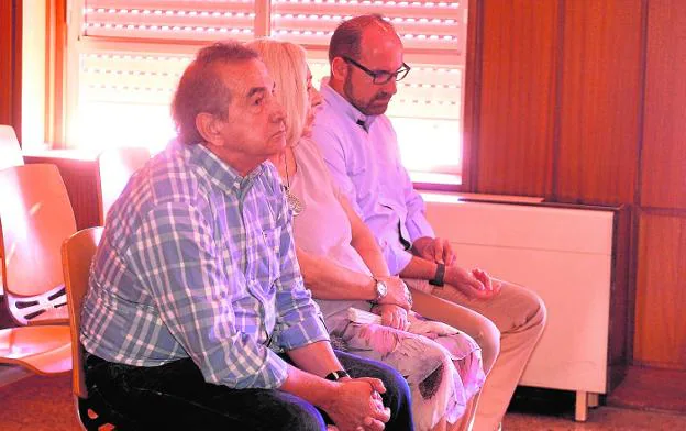 Los tres acusados, en la primera sesión del juicio ante la Audiencia Provincial. 