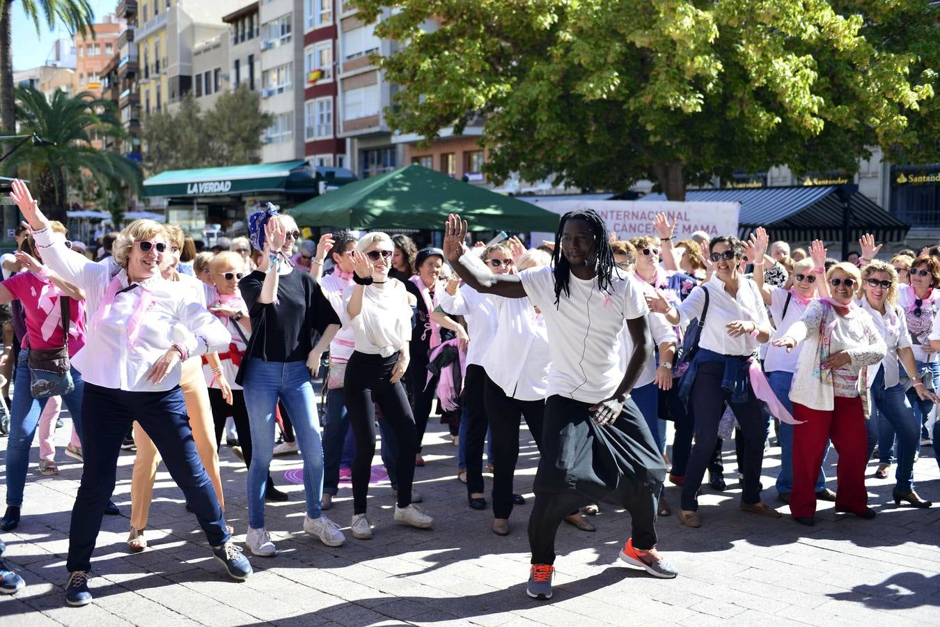 Numerosas personalidades de la Región estampan la huella de su mano en un zapato gigante para manifestar su apoyo a las mujeres que sufren esta enfermedad