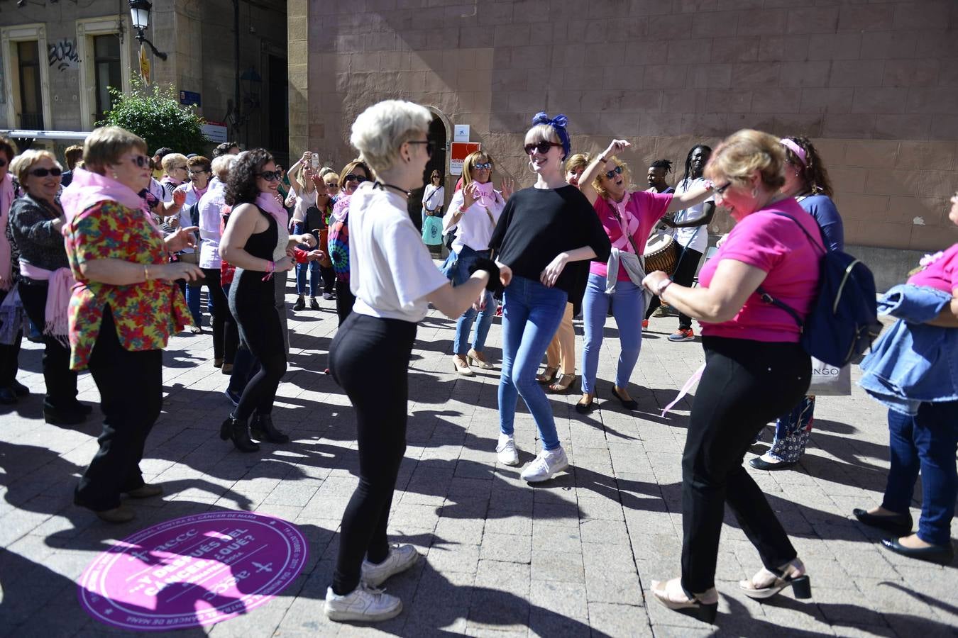 Numerosas personalidades de la Región estampan la huella de su mano en un zapato gigante para manifestar su apoyo a las mujeres que sufren esta enfermedad