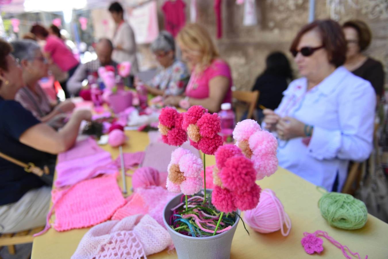 Numerosas personalidades de la Región estampan la huella de su mano en un zapato gigante para manifestar su apoyo a las mujeres que sufren esta enfermedad