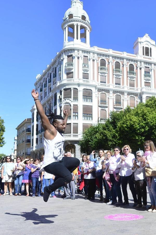 Numerosas personalidades de la Región estampan la huella de su mano en un zapato gigante para manifestar su apoyo a las mujeres que sufren esta enfermedad