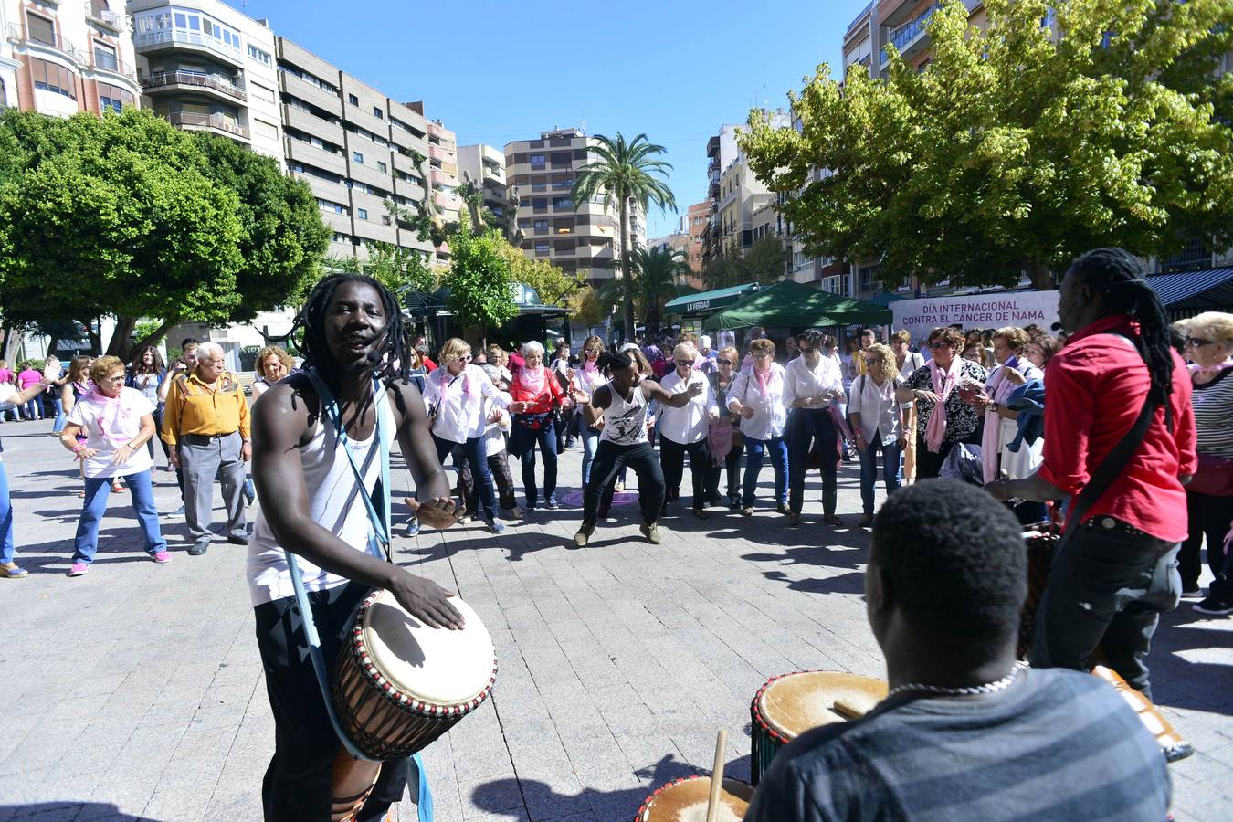 Numerosas personalidades de la Región estampan la huella de su mano en un zapato gigante para manifestar su apoyo a las mujeres que sufren esta enfermedad