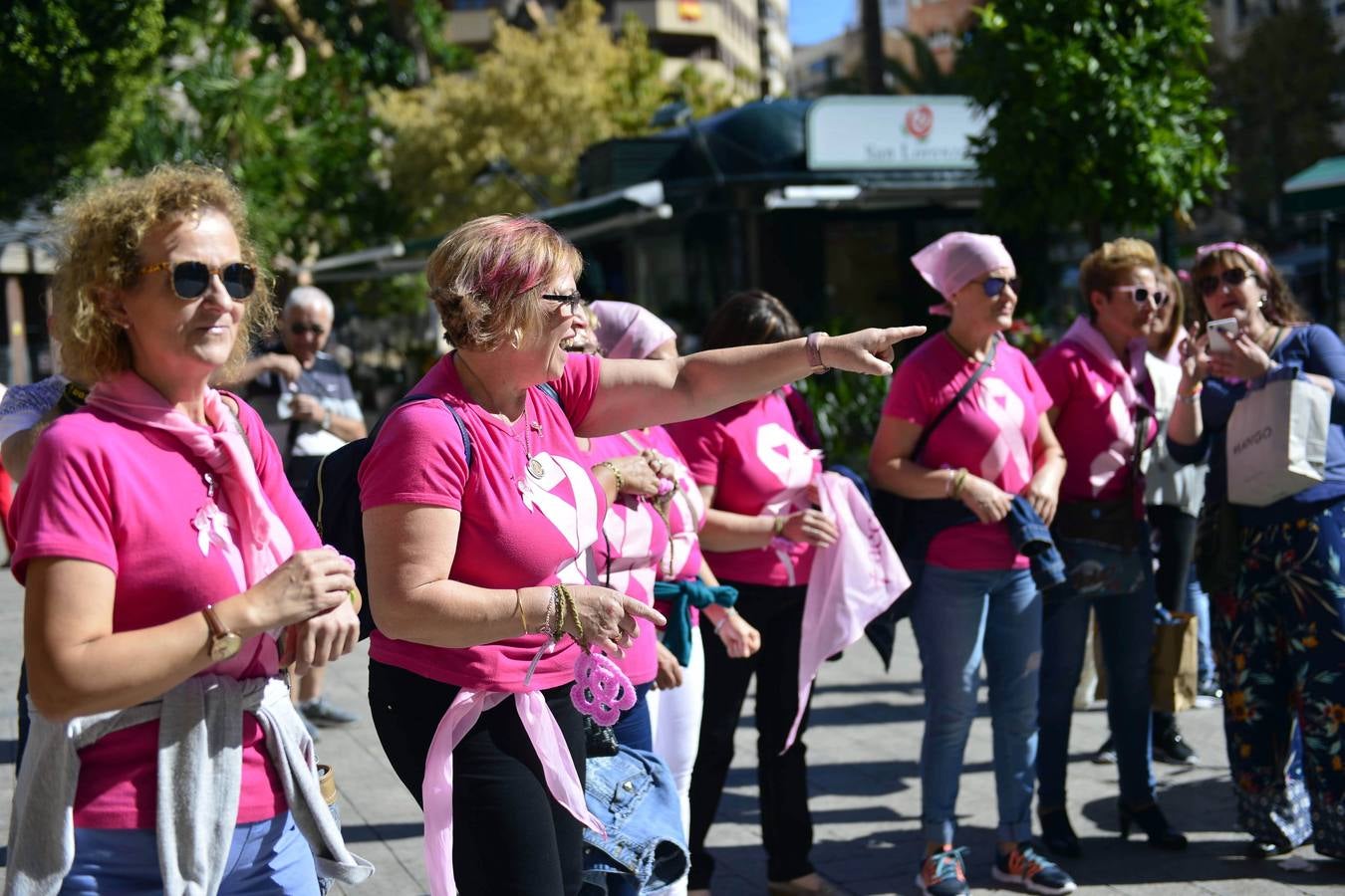 Numerosas personalidades de la Región estampan la huella de su mano en un zapato gigante para manifestar su apoyo a las mujeres que sufren esta enfermedad