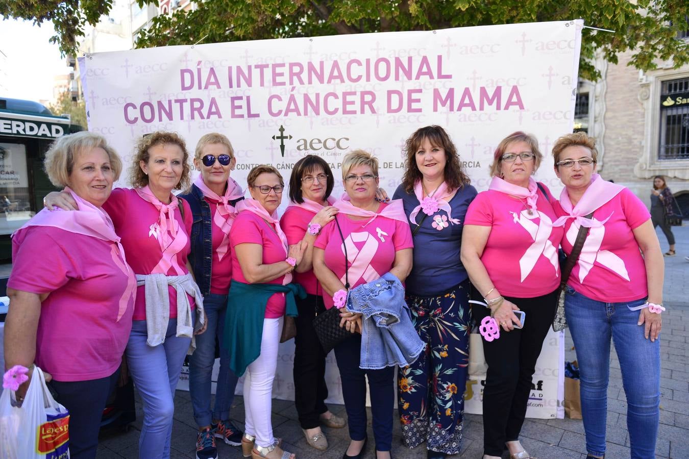 Numerosas personalidades de la Región estampan la huella de su mano en un zapato gigante para manifestar su apoyo a las mujeres que sufren esta enfermedad