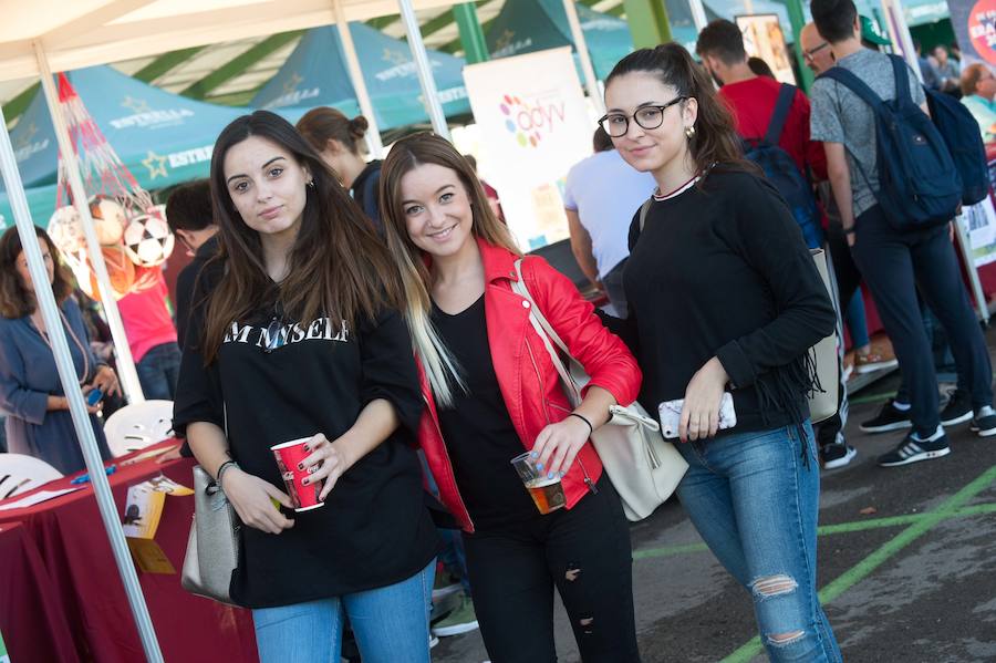 El evento se celebra en el aparcamiento del Centro Social Universitario e incluye además multitud de talleres y actividades como el concierto de Atrezo