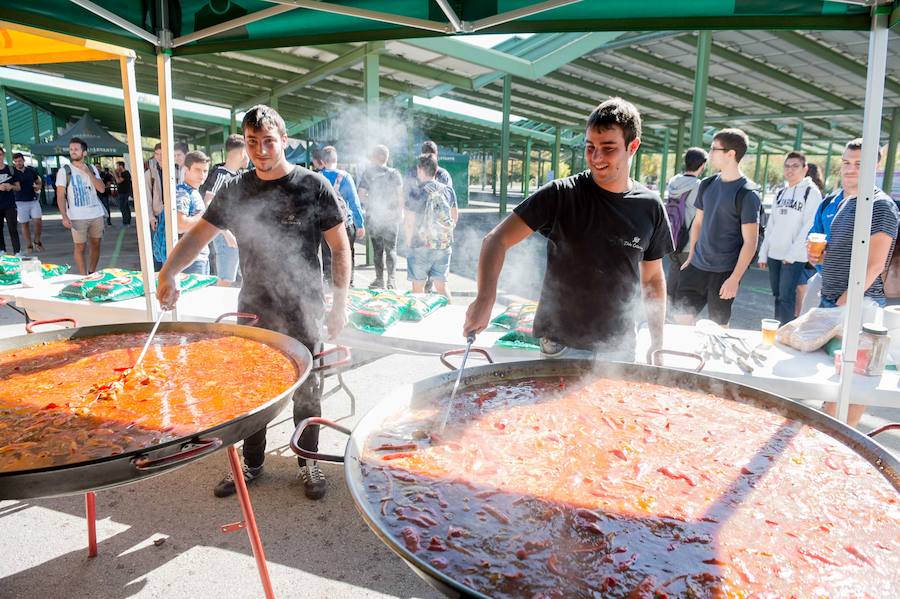 El evento se celebra en el aparcamiento del Centro Social Universitario e incluye además multitud de talleres y actividades como el concierto de Atrezo