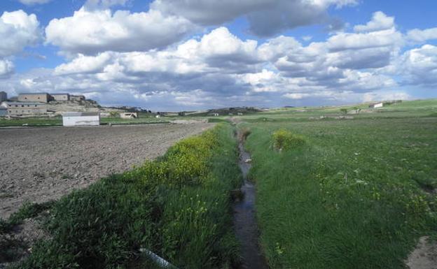 ¿Guadalquivir o Guadiana Menor? Las aguas del río avanzan por las Estepas de Topares a través de un estrecho cauce.