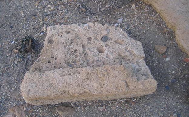 Moldura tallada en una piedra caliza.