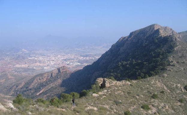 Imagen principal - La línea de cumbres en el Collado de la Paridera, con el casco urbano de Mazarrón al fondo, los picos de la Sierra de las Moreras, desde el Víboras, y un vértice geodésico del pico Víboras.