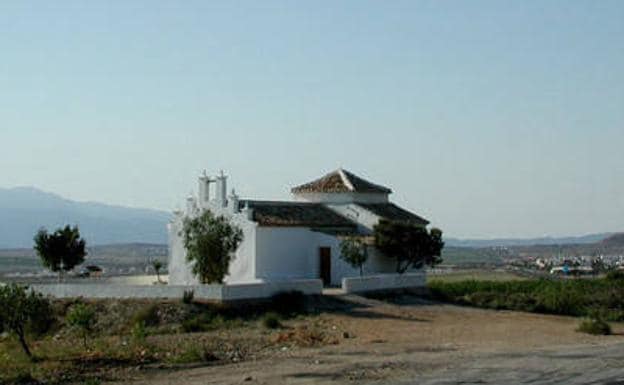 Imagen principal - Ermita del Saladillo, una valla de obra que protege el manantial y una ducha bajo el caño.