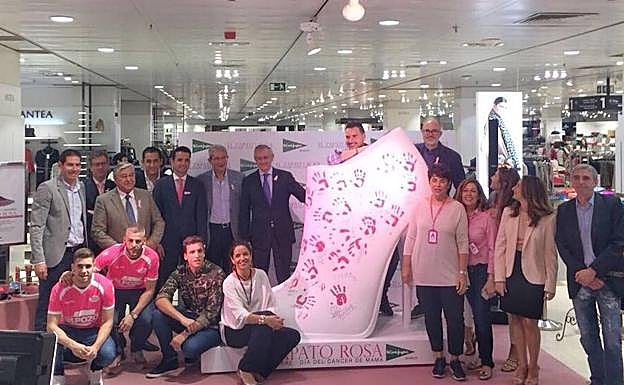 Distintas personalidades de la Región posan junto al zapato gigante. 