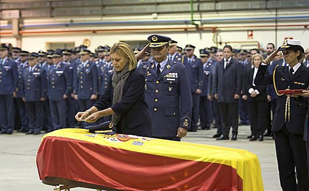 María Dolores de Cospedal condecora con la Cruz al Mérito Aeronáutico con Distintivo Amarillo, a título póstumo, al teniente del Ejército del Aire Fernando Pérez Serrano.