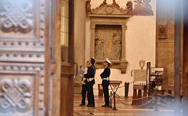 La policía inspecciona el interior de la basílica de Santa Croce. 