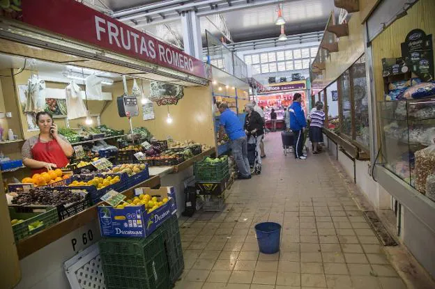 Un cubo colocado en el mercado para recoger la lluvia.