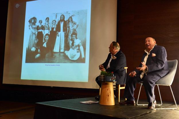 El modisto Francis Montesinos (dch.), durante su charla.