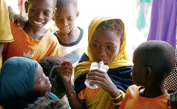 Niños de Mauritania comiéndose la papilla de Reel and Innovation. 
