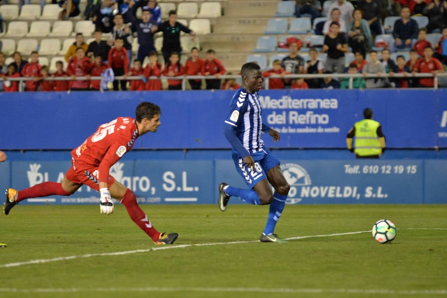 Después de ir por delante en el marcador durante todo el encuentro, el conjunto blanquiazul encaja un gol en el minuto 83 que le condena a sumar cuatro partidos consecutivos sin ganar