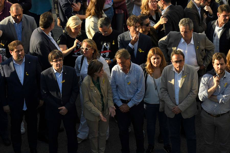 Miles de personas, con el Govern al frente, se manifiestan contra la aplicación del 155 y piden la liberación de los 'Jordis'.