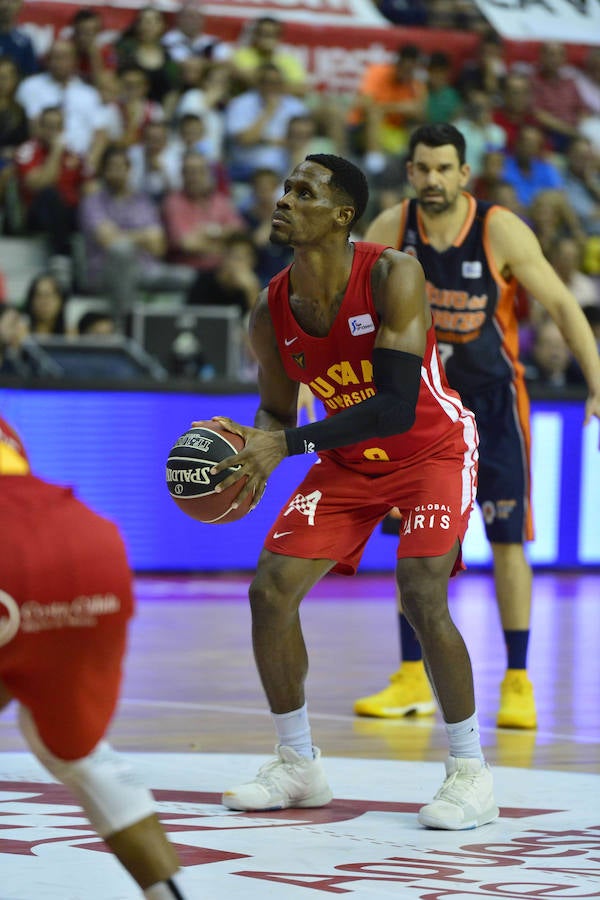 El conjunto universitario, que remontó 21 puntos de desventaja en el segundo cuarto, llegó a tocar con la yema de los dedos una victoria que se le escapó en los últimos lances del juego