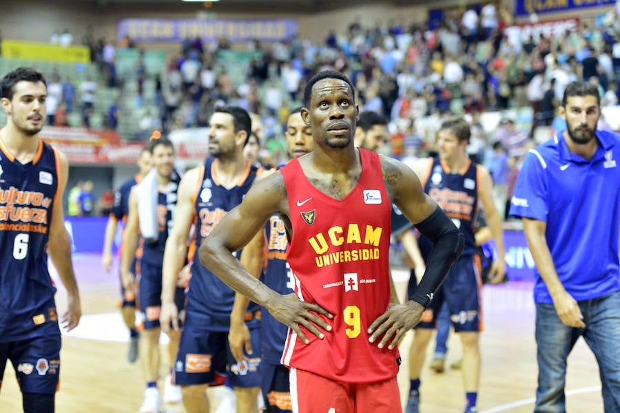 El conjunto universitario, que remontó 21 puntos de desventaja en el segundo cuarto, llegó a tocar con la yema de los dedos una victoria que se le escapó en los últimos lances del juego