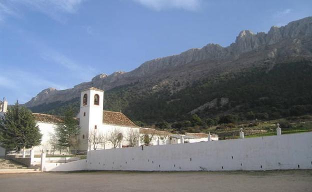 Crestas rocosas de María, de 2.000 metros de altitud, con la ermita de la Virgen de la Cabeza a sus pies.