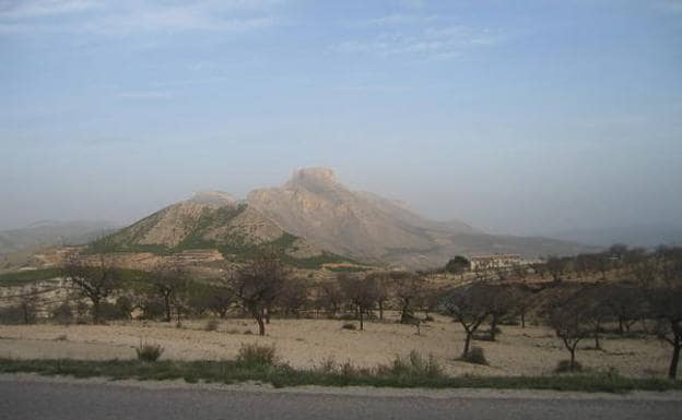 La imponente Muela de Vélez Blanco, desde la carretera de María.