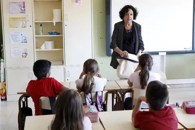 Carmen Funes, en un aula de Primaria del colegio de La Arboleja, donde se jubiló y retornará en unos meses.