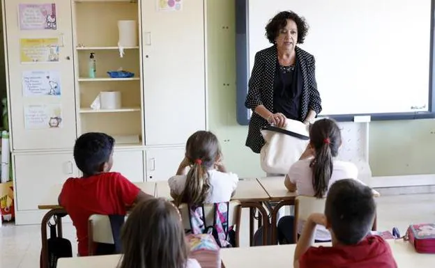 Carmen Funes, en un aula de Primaria del colegio de La Arboleja, donde se jubiló y retornará en unos meses.